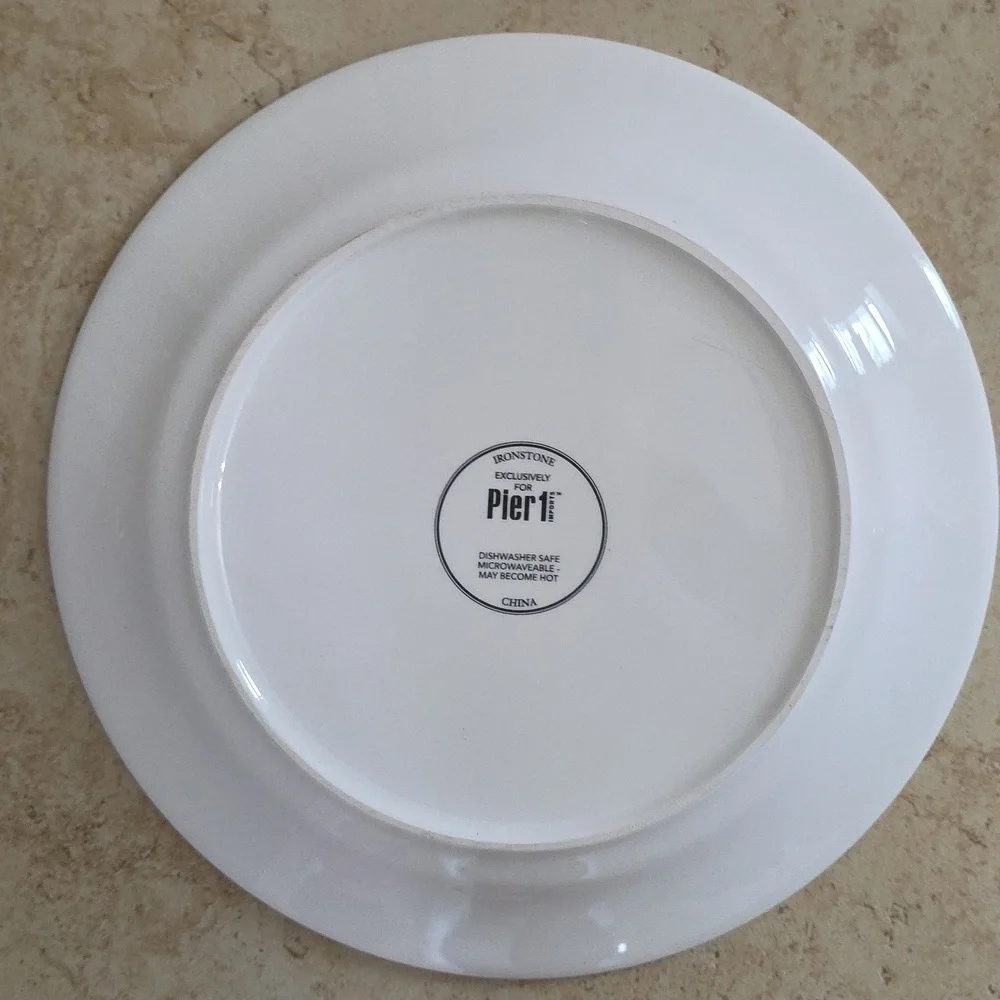Pier 1 Grumpy White Cat Santa Christmas Plate Salad 9 Inch​​